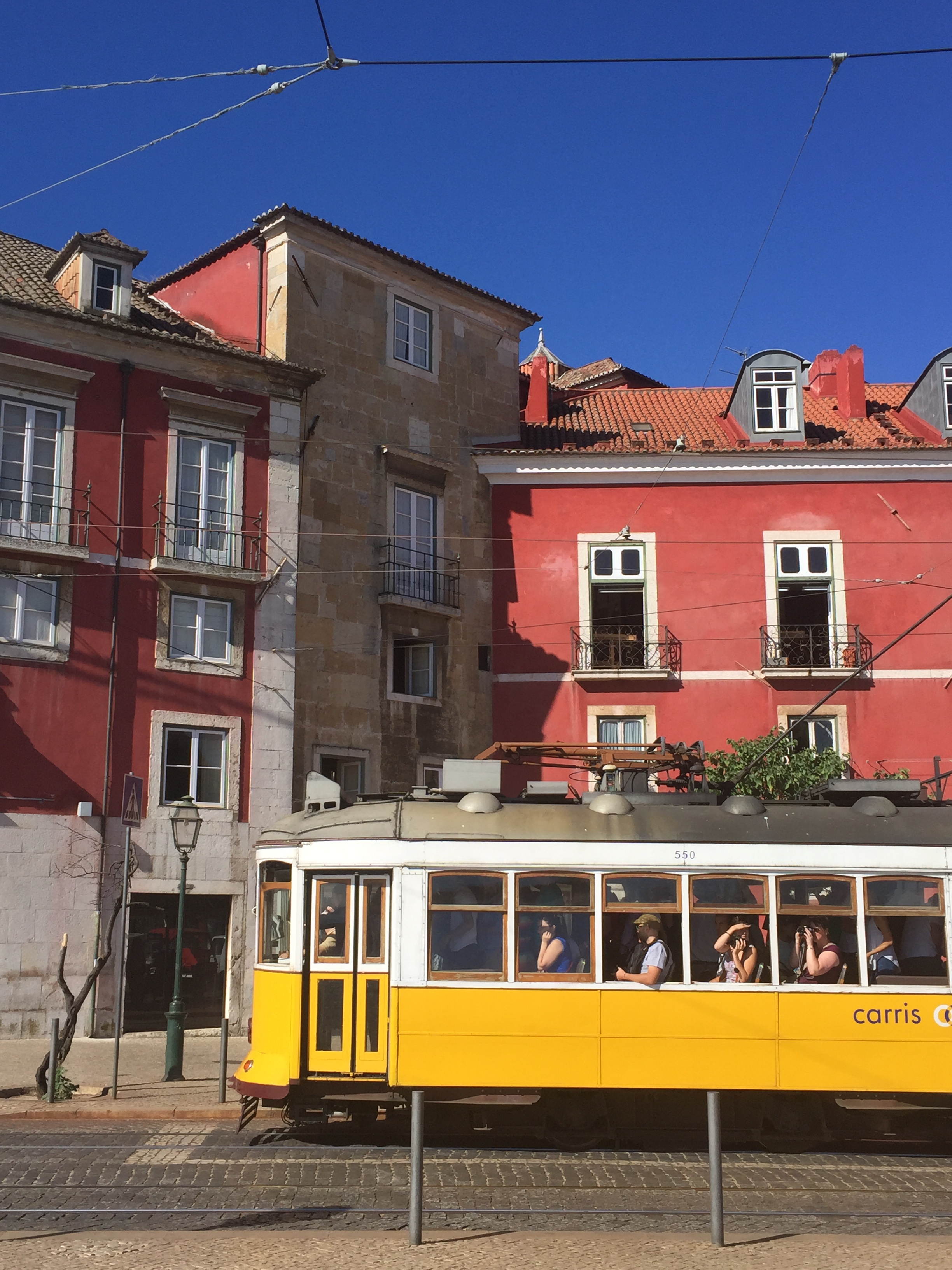 2weeks in portugal- lisbon- alfama- tram 28