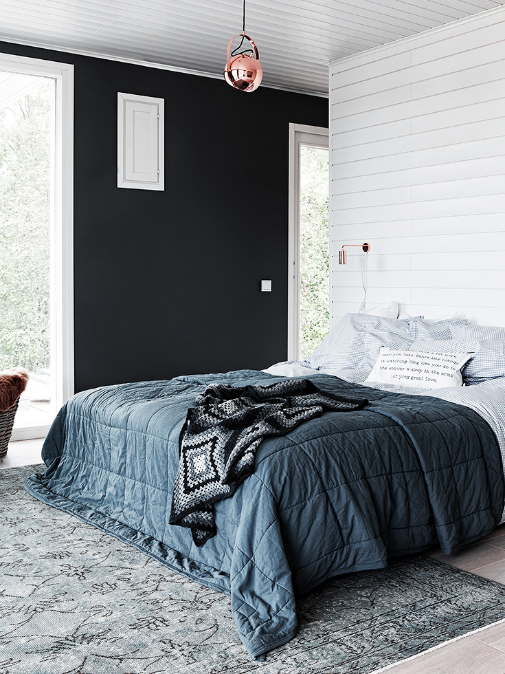 finnish home interior, finland home decor, wall gallery, black bedroom, muro letto nero, muro camera nero, parete nera