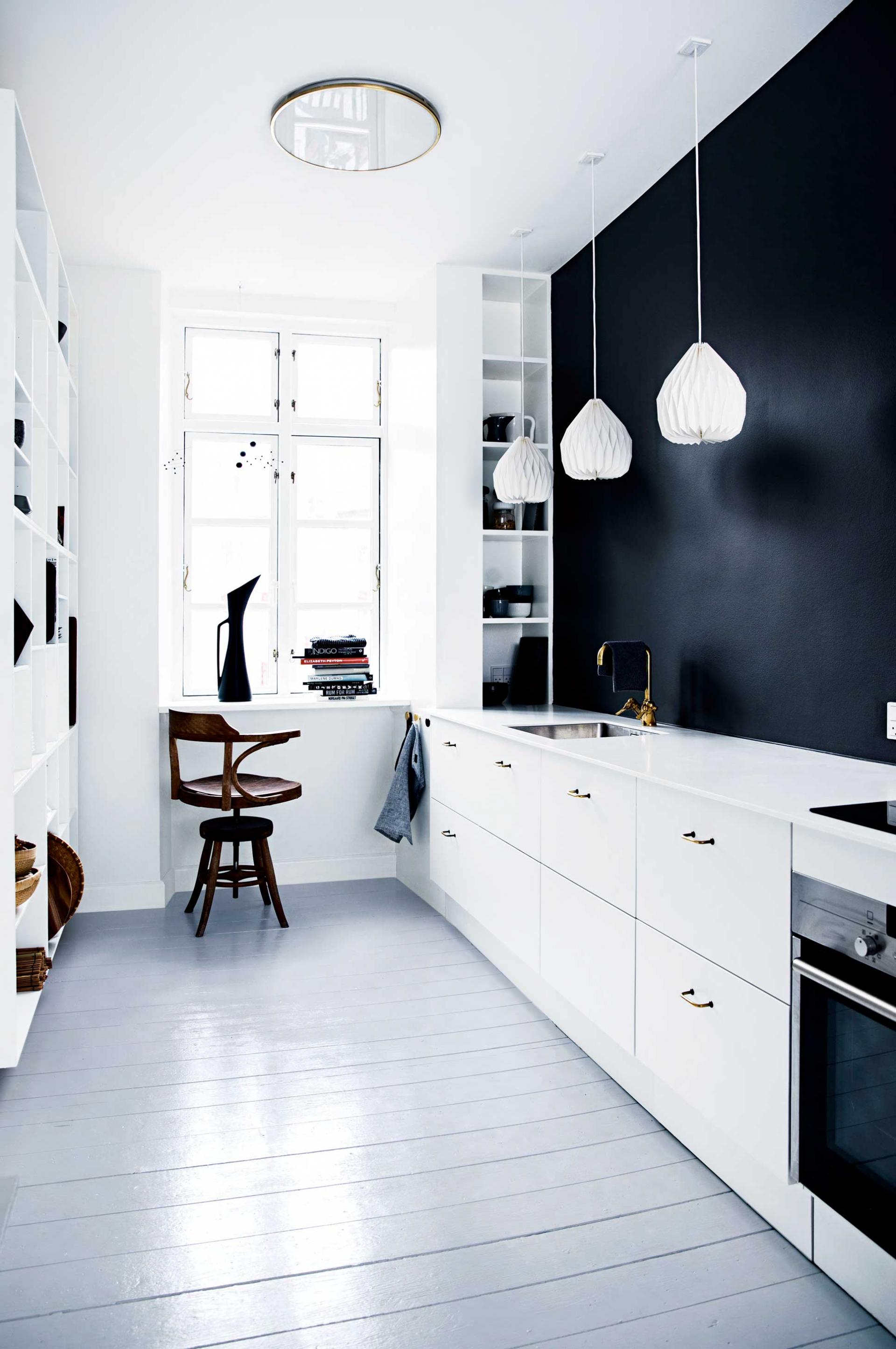 Black wall kitchen restyling: one kitchen two styles