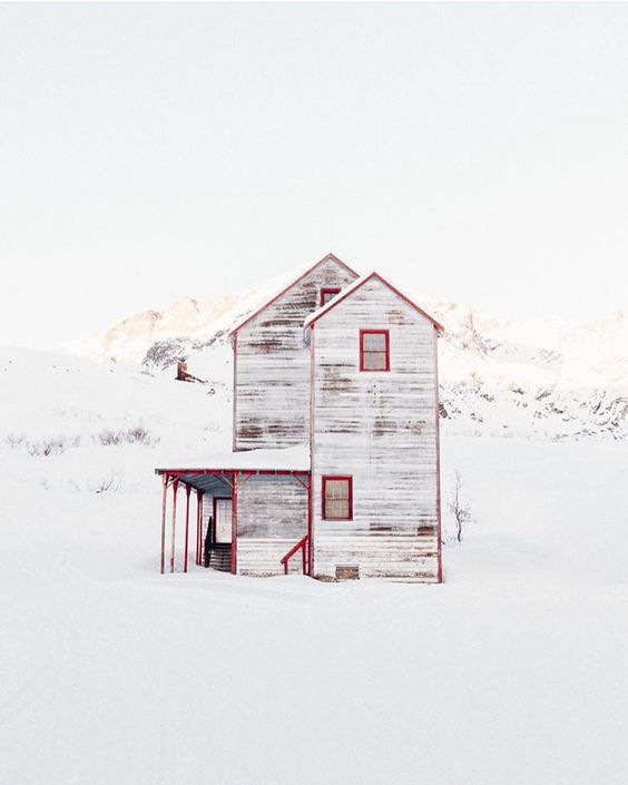 small homes winter, home in the snow, wintertime mood, small homes heating, italianbark interior design blog