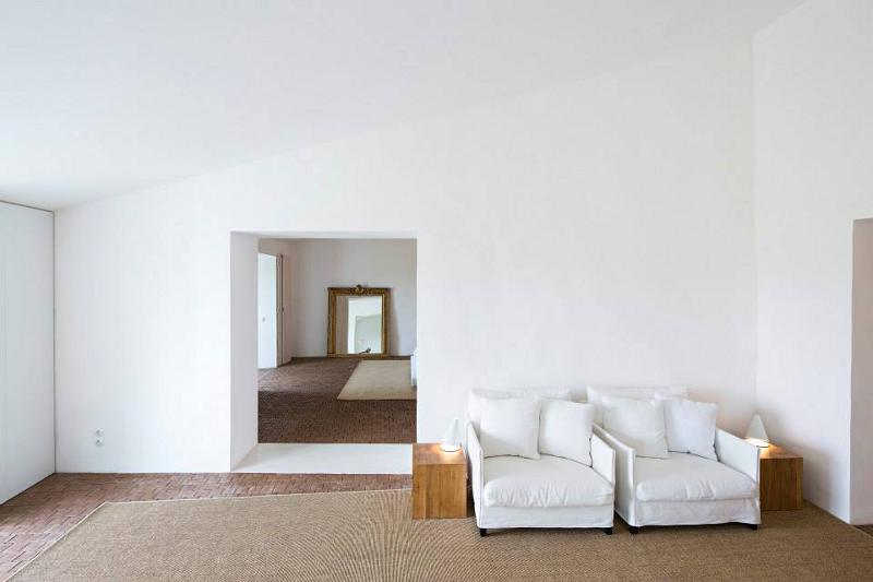 Portuguese-interiors-minimal-aires-mateus-italianbark-interiordesignblog, white minimal interior